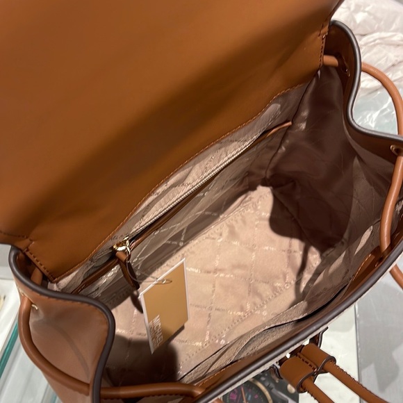 Michael Kors Phoebe 35F2G8PB2B Flap Drawstring Backpack
Vanilla Signature - Picture 4 of 16